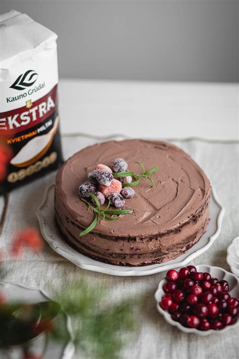 Meduolinis tortas su spanguolėmis šventiniam stalui