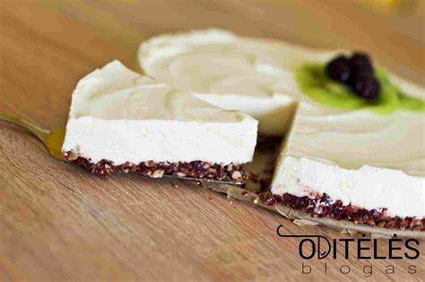 Nekeptas tortas su maskarponės sūriu ir lazdyno riešutais