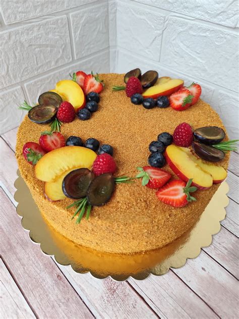 Sluoksniuotas medaus tortas su grietinės kremu