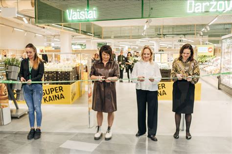Moters, besirenkančios maistą prekybos centre, siluetas, orientuotas į sveikus produktus