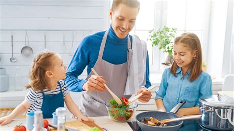 Šeima ruošia maistą virtuvėje, puoselėdama itališkas tradicijas