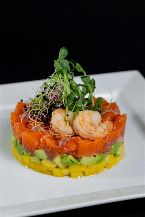 Lėkštė su lašišos tartaru, mangais ir avokadu