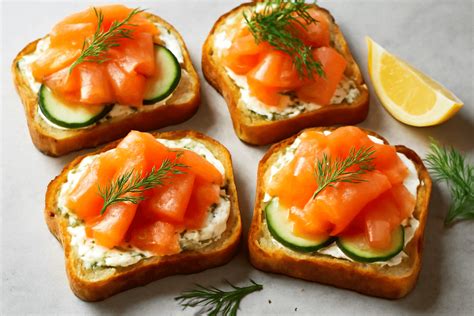 Įvairūs patiekalai su marinuota lašiša: suši, sumuštiniai, salotos