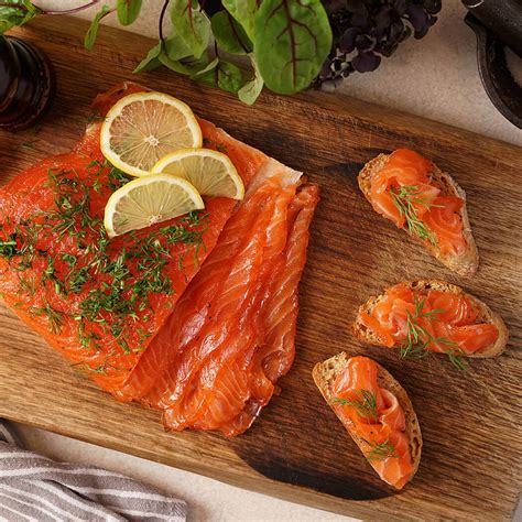 Paruošta naminė sūdyta lašiša su krapais