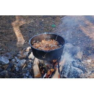maisto ruošimas katiliuke ant laužo