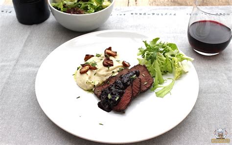 Elnienos kumpis su mėlynių padažu