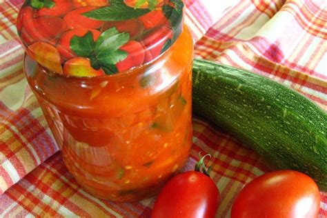 Cukinijų, paprikų, morkų ir pomidorų troškinio ingredientai