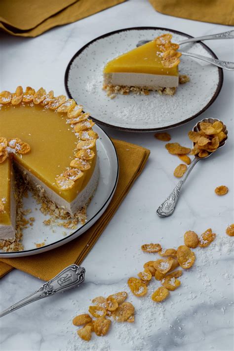citrinų ir kokosų tortas lėkštėje