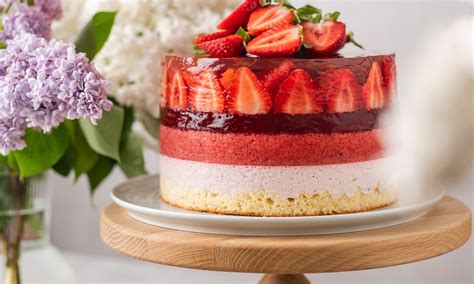 Šviežių braškių tortas su morengu ir grietinėle