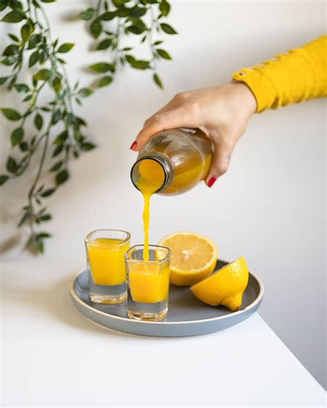Vaizdas su paruoštu vandeniu su citrina ir papildomais ingredientais