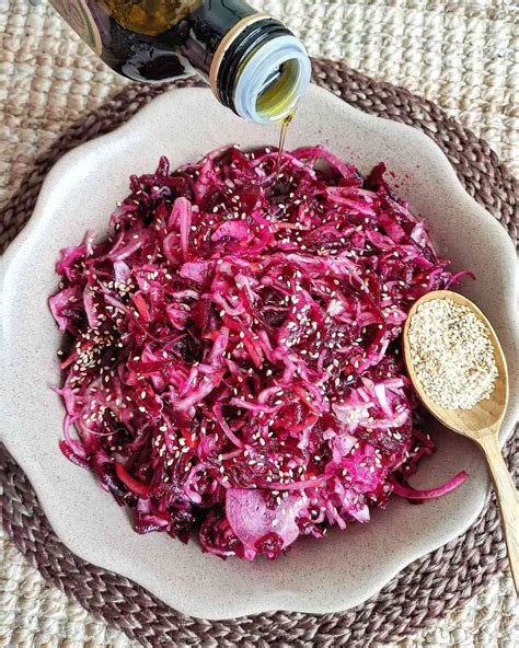 Burokėlių ir raugintų kopūstų salotos