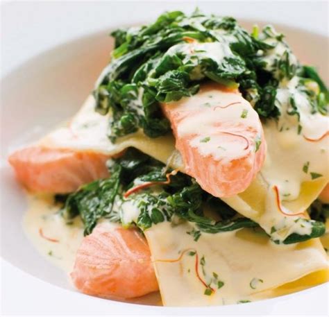 Kepta lašiša su špinatų ir pievagrybių padažu