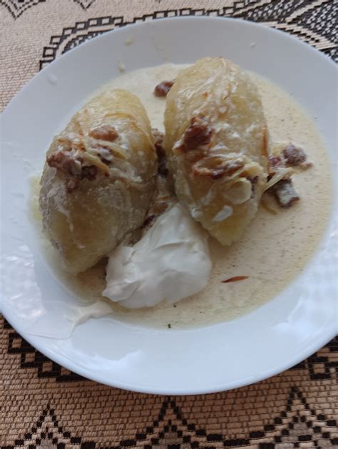 Šeima mėgaujasi tarkuotu bulvių pyragu