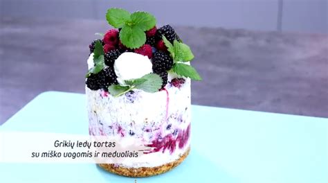 naminis ledų tortas su šviežiomis uogomis