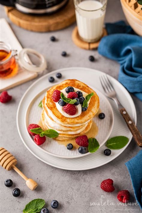 Amerikietiški blynai su uogomis ir sirupu