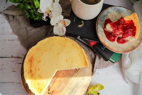 Sūrio pyragas su uogų padažu