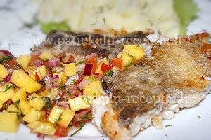 Kepta žuvis su mangų salsa