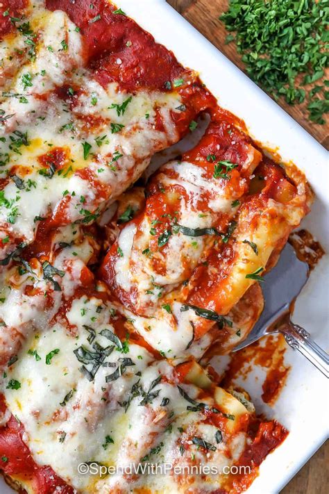 šviežiai iškepti cannelloni su pomidorų padažu