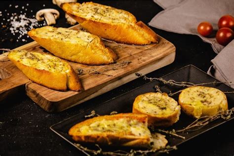 Šviežiai iškepta česnakinė duona, supjaustyta riekelėmis