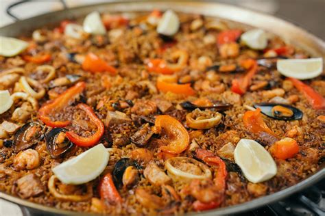 Jūros gėrybių paelija paruošta patiekti