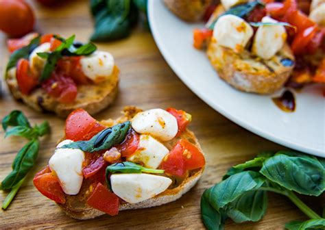 Bruschetta Caprese patiekimo idėjos