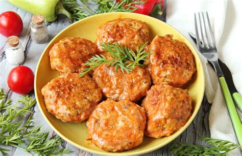 Mėsos gabaliukai keptuvėje