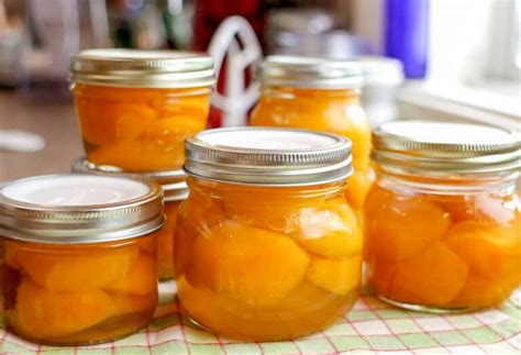 Hermetiškai uždarytų vaisių konservų nuotrauka