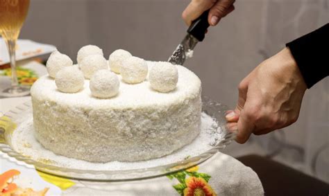 kūrybiškai dekoruotas namų darbo tortas šventiniam stalui