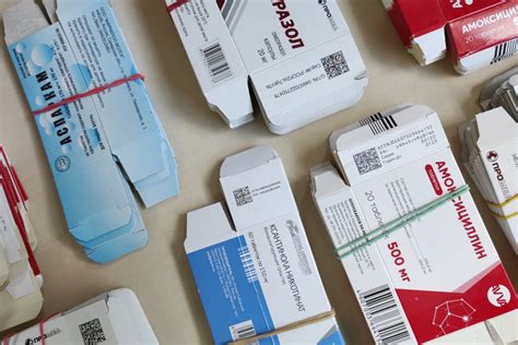 Nuotrauka su vaistų pakuotėmis ir tinkamumo laiko žyma