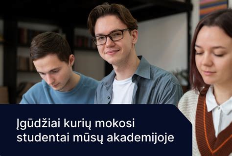 Studentai mokosi gaminti patiekalus modernioje virtuvėje
