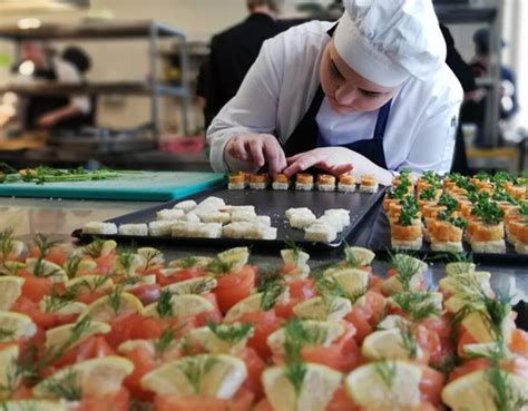 Profesionalus virėjas ruošia sudėtingą patiekalą