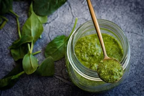 Pesto padažo ingredientų paruošimas ant stalo