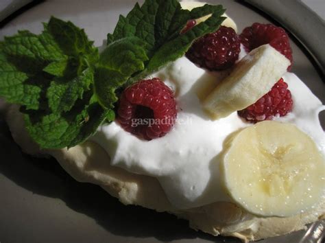 pavlova su šviežiomis uogomis