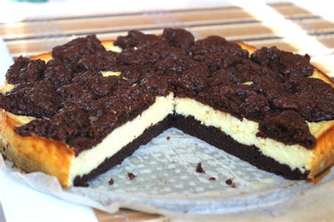 Šokoladinis varškės pyragas su slyvomis