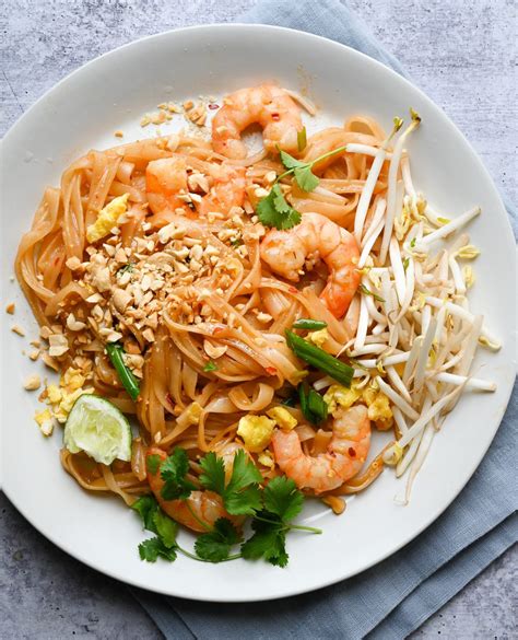 Paruoštas Pad Thai patiekalas lėkštėje