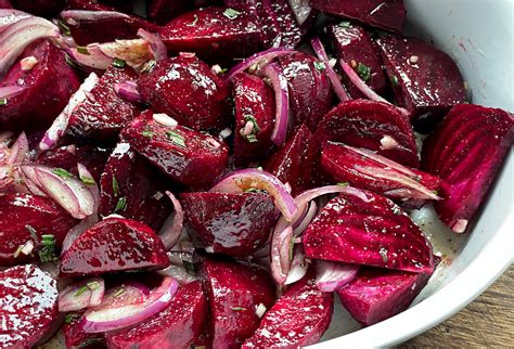 Kepti burokėliai folijoje ant kepimo skardos