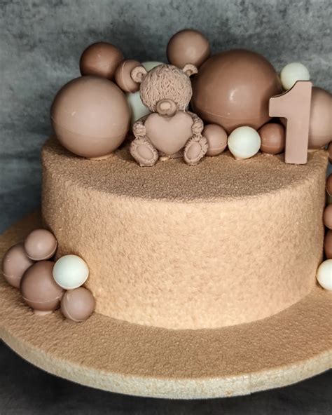 kūrybiškai papuoštas gimtadienio tortas su meškiuko motyvais