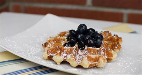 Belgiški vafliai su vaisiais ir plakta grietinėle
