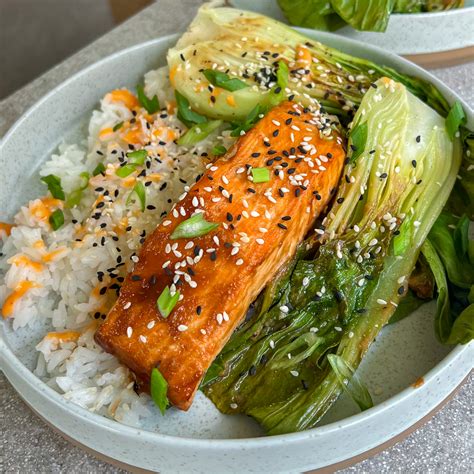 Teriyaki padažu glazūruota lašiša su sezamais