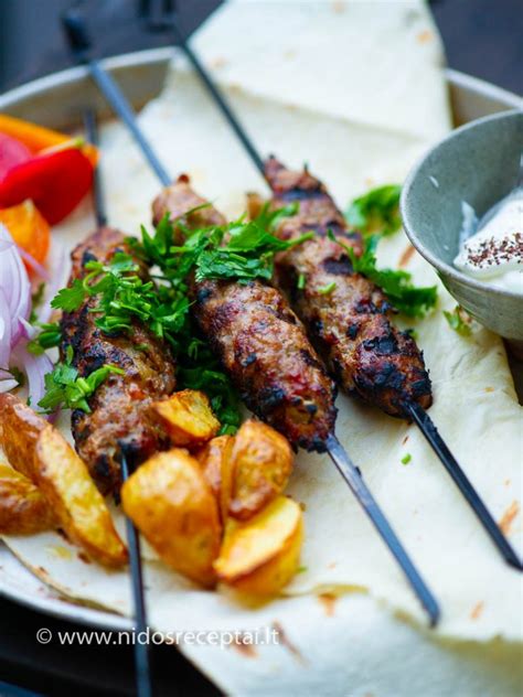 paruošti avienos kebabai ant iešmų