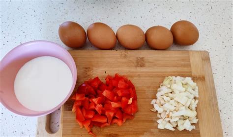 Įvairūs omleto ingredientai ir priedai