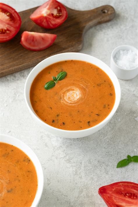 Lėkštė pomidorų sriubos su krevetėmis