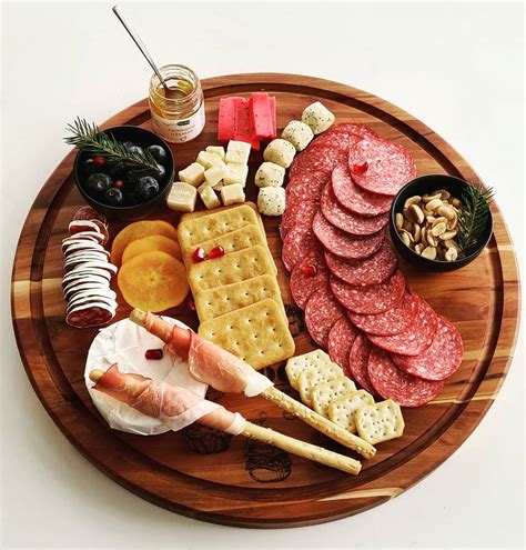 Įvairūs duonos priedai: alyvuogės, pomidorai, sūris