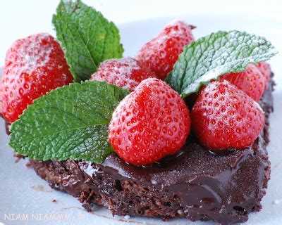 Šokoladinis pyragas su braškėmis