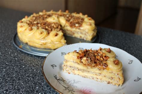 Riešutinis morenginis tortas su riešutų pabarstais