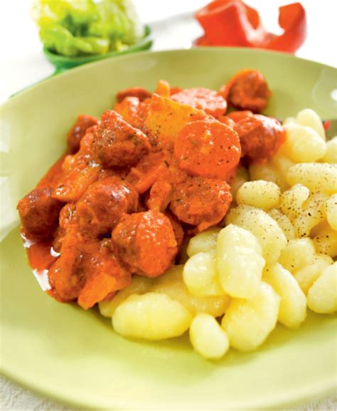 Chorizo dešrelių kepimas su svogūnais ir česnakais