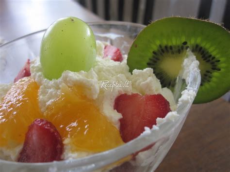 Varškės desertas indeliuose su vaisiais ir sausainių trupiniais