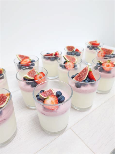 Įvairūs varškės desertai indeliuose