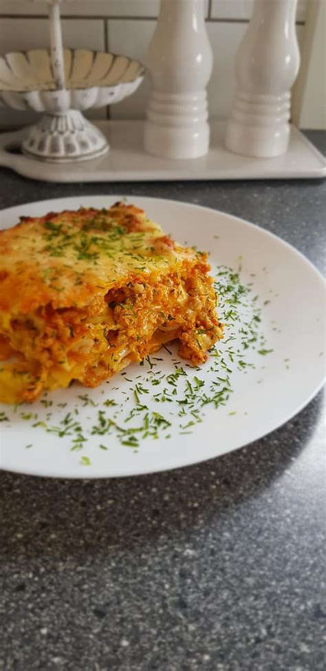 Sluoksniuota itališka lazanija su Bolonezo padažu ir Bešamelio padažu