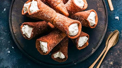 Traškūs Cannoli su rikotos įdaru